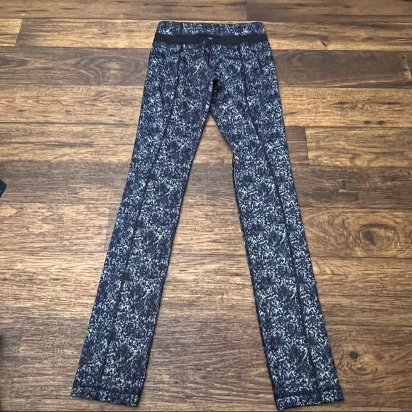 Lululemon leggings size 4 - Picture 3 of 10